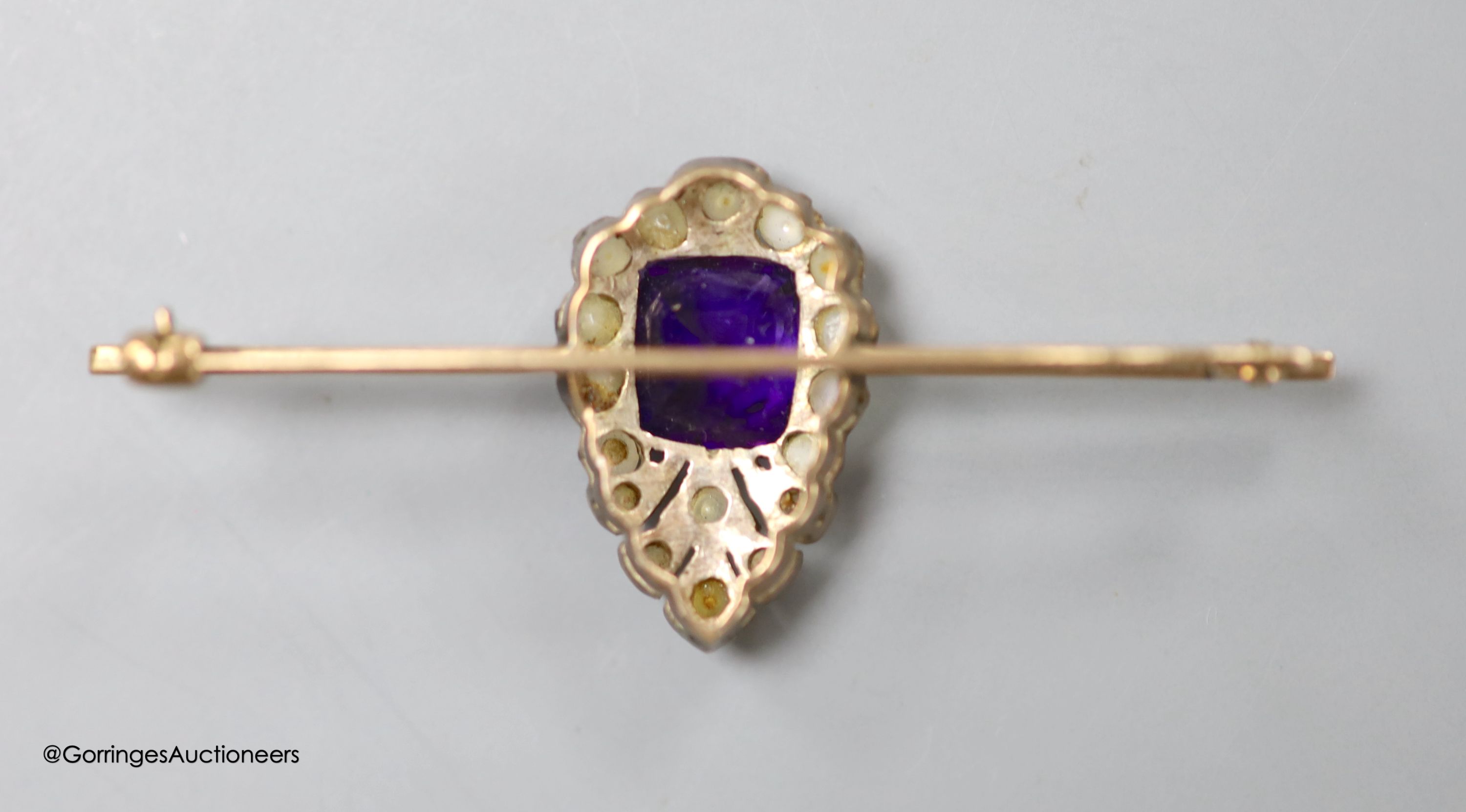 An Edwardian yellow metal, amethyst and split pearl set bar brooch, 54mm, gross weight 4.5 grams.